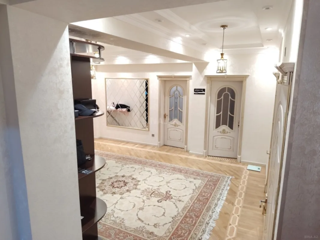 Satılır 4 otaqlı mənzil 190 m²