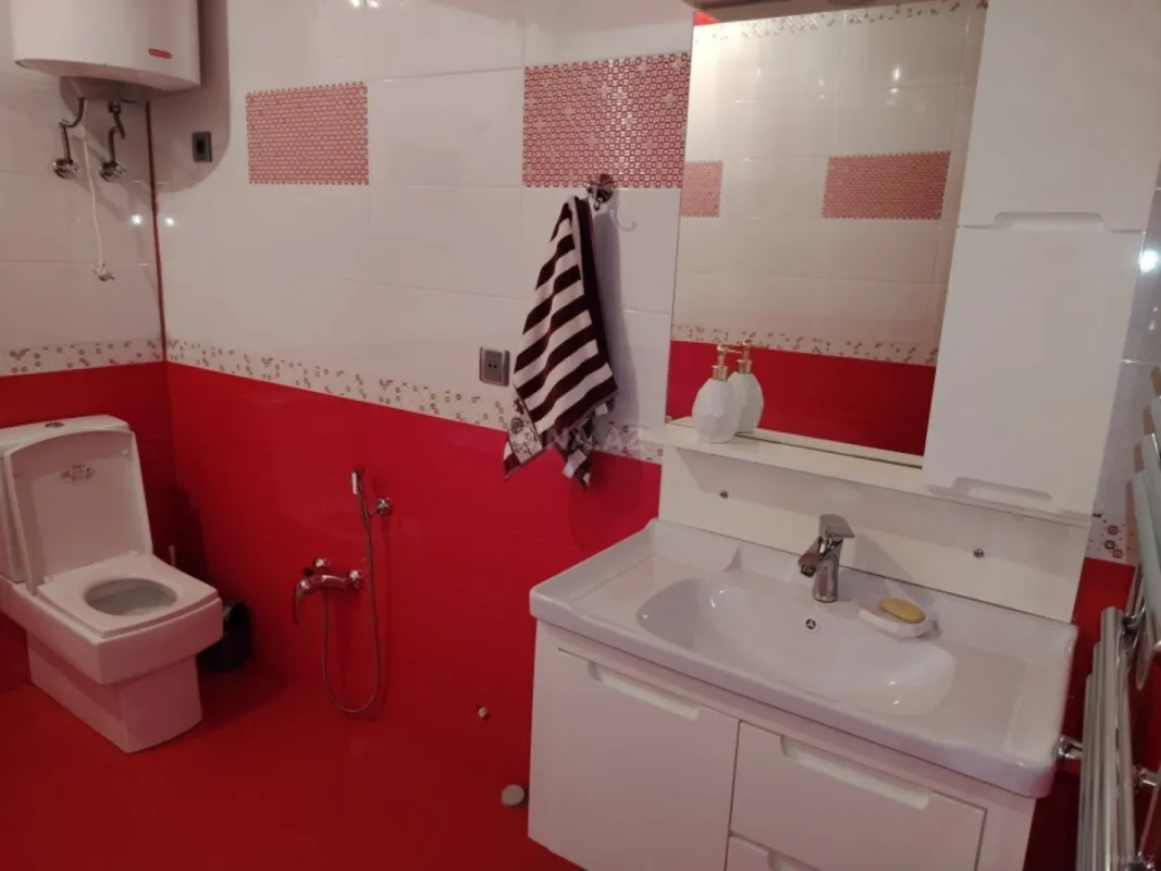 Satılır 4 otaqlı mənzil 190 m²