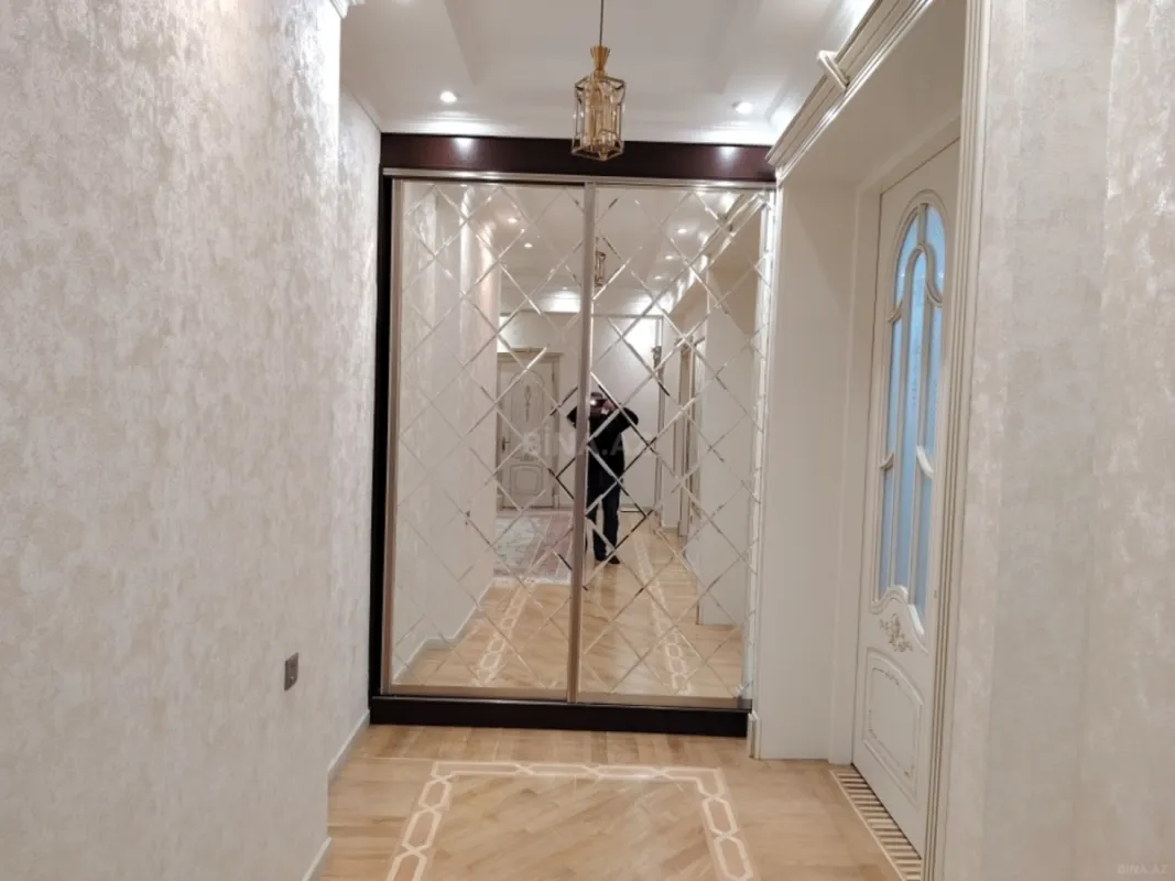 Satılır 4 otaqlı mənzil 190 m²