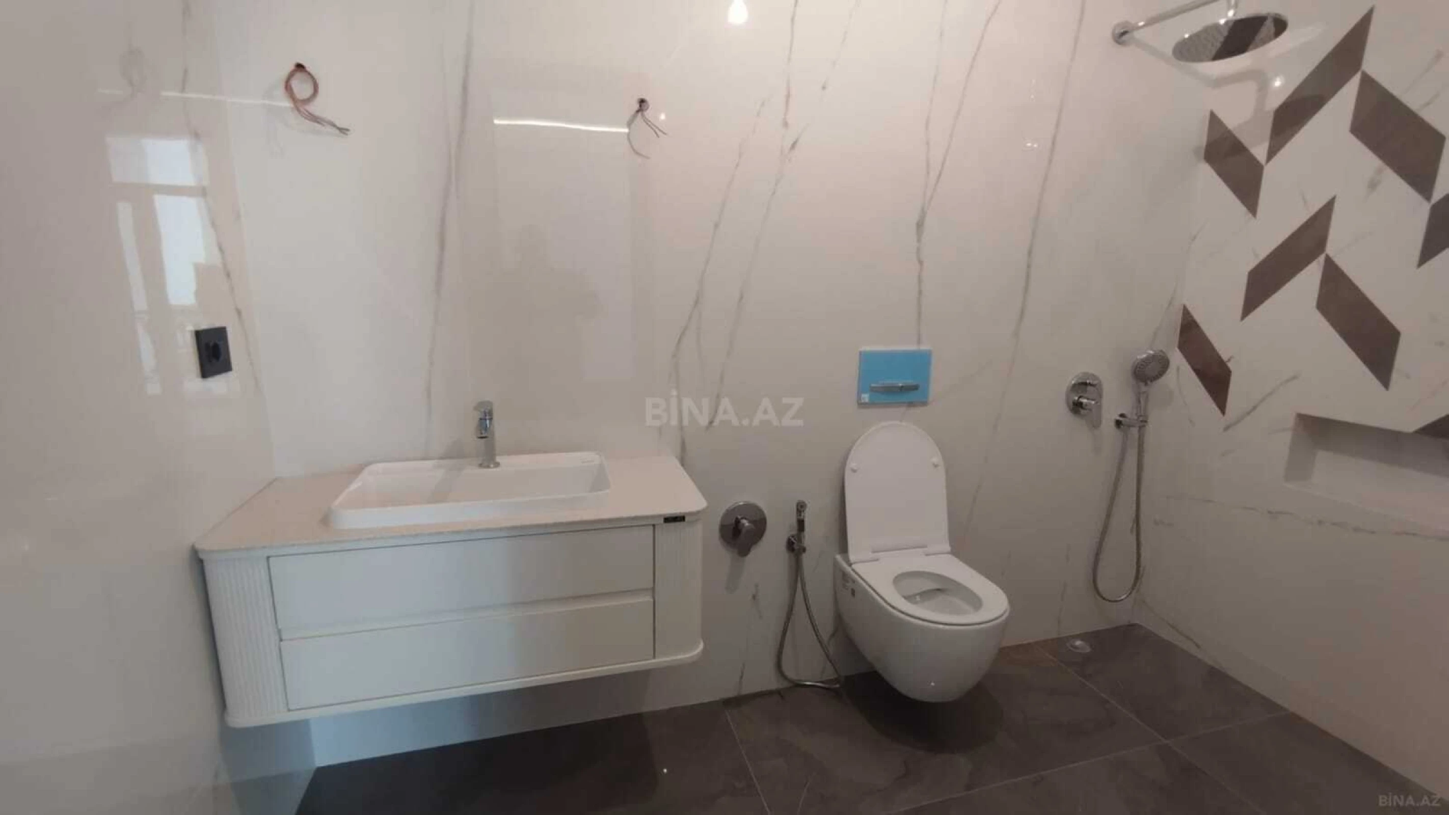 Satılır 4 otaqlı mənzil 221.4 m²