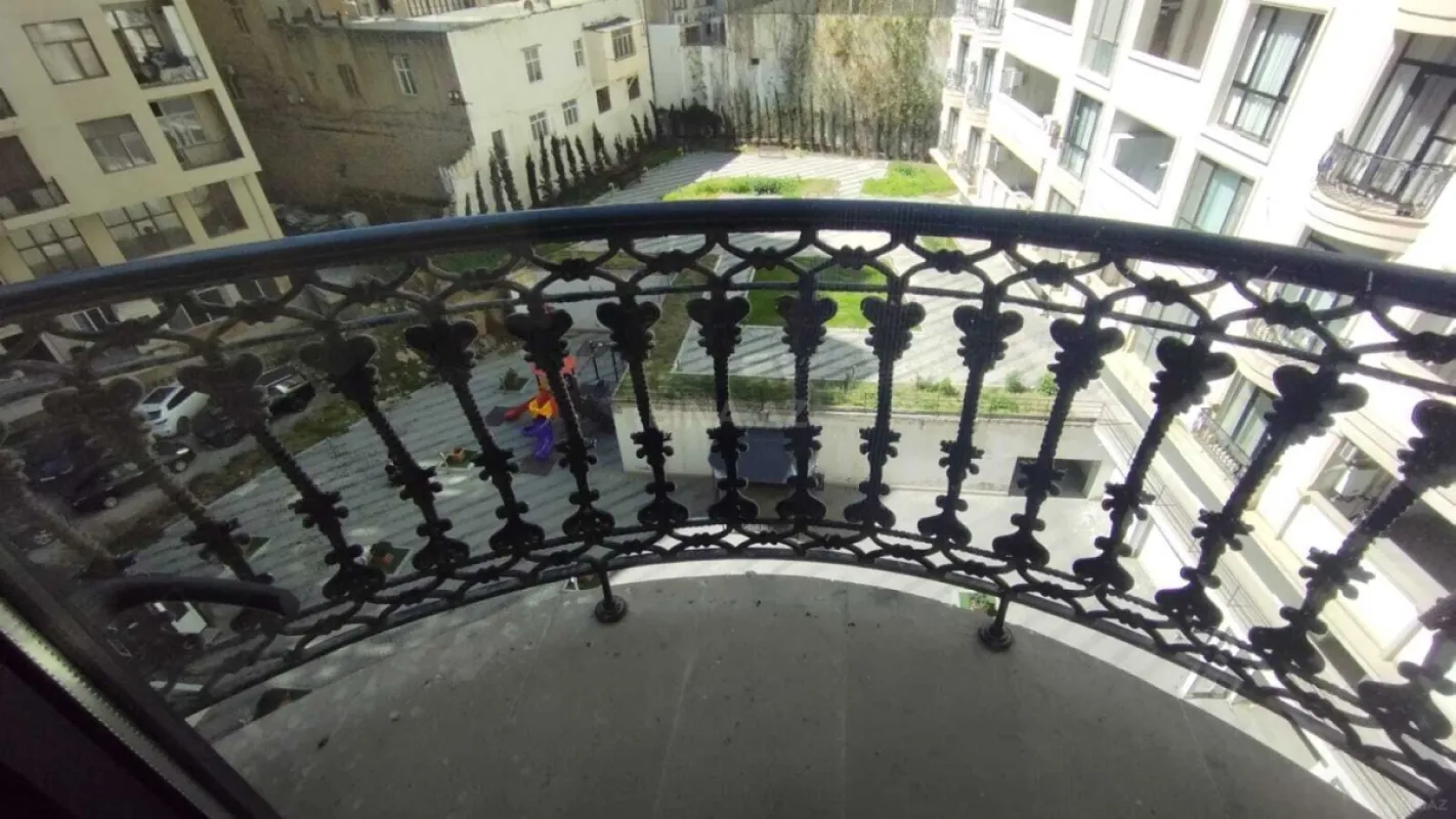 Satılır 4 otaqlı mənzil 221.4 m²