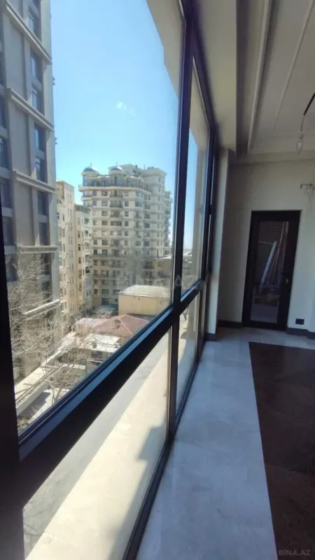 Satılır 4 otaqlı mənzil 221.4 m²