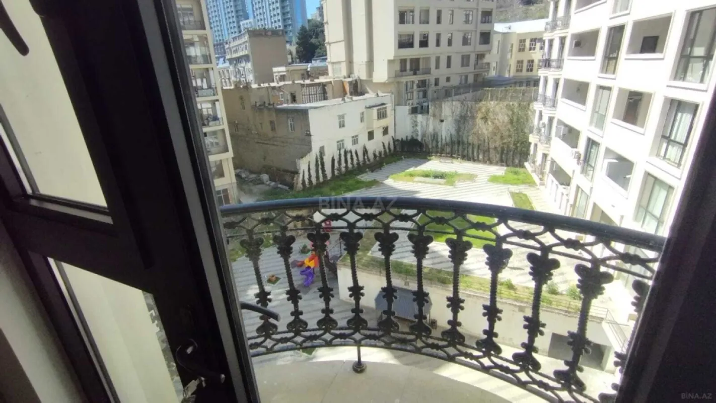 Satılır 4 otaqlı mənzil 221.4 m²