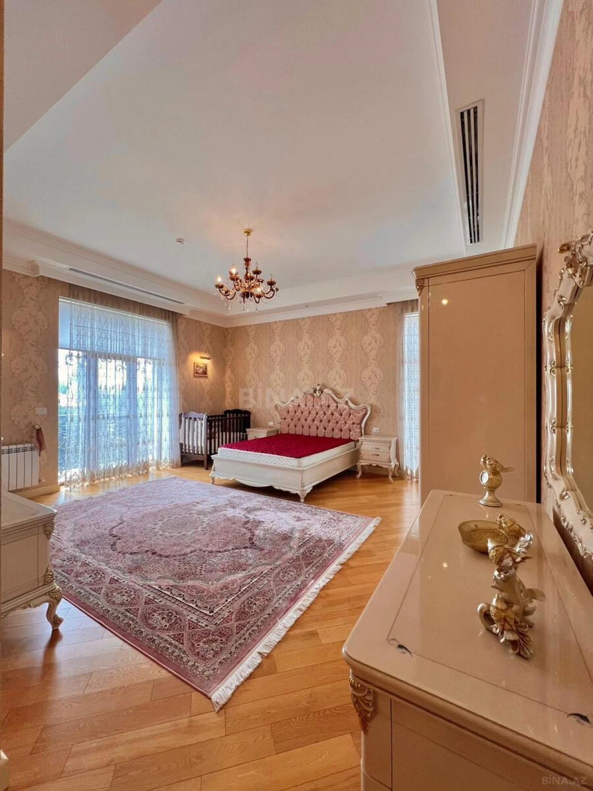 Satılır 6 otaqlı həyət evi 600 m²