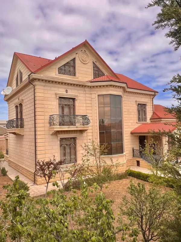 Satılır 6 otaqlı həyət evi 600 m²