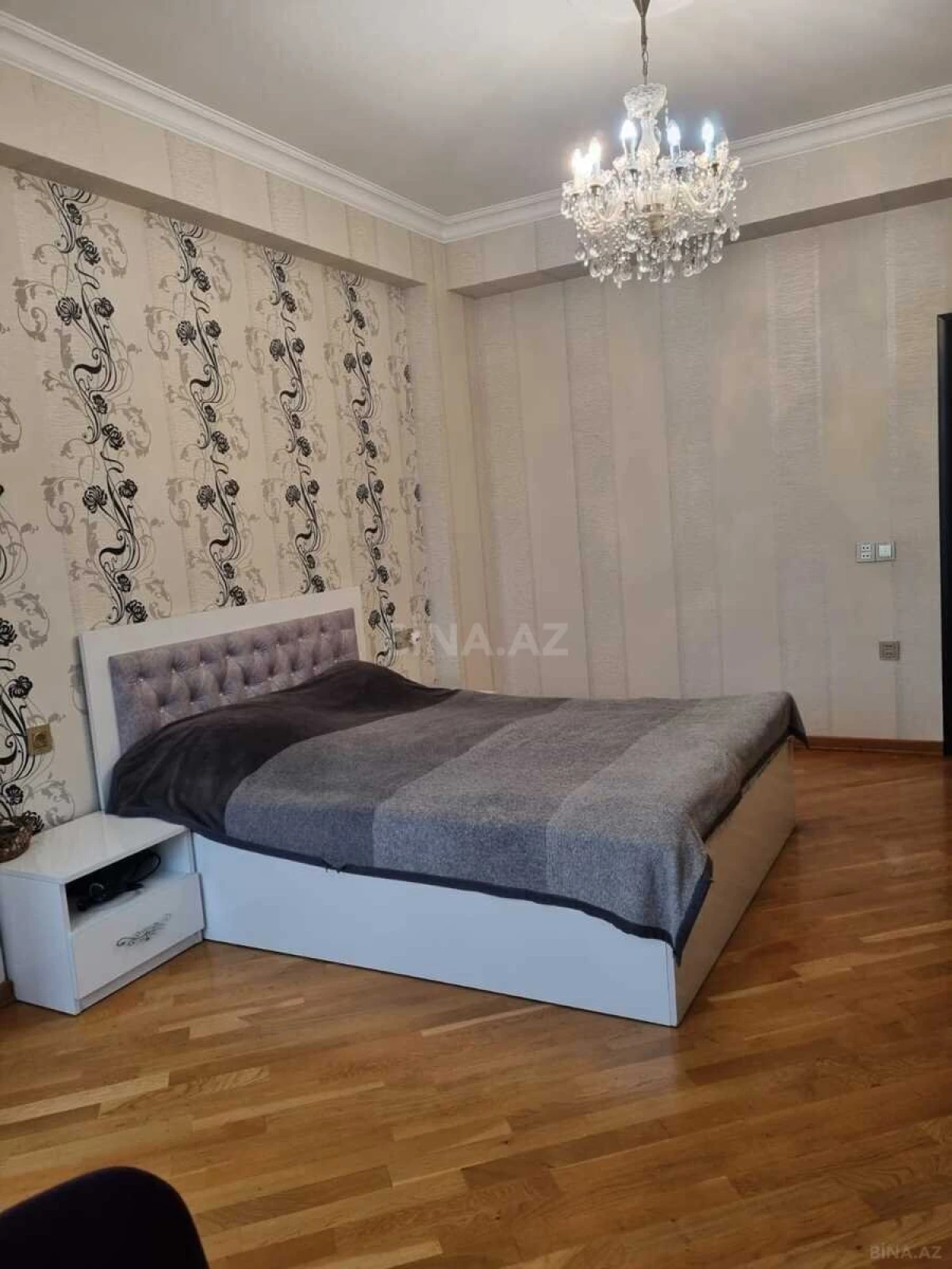 Satılır 4 otaqlı mənzil 120 m²