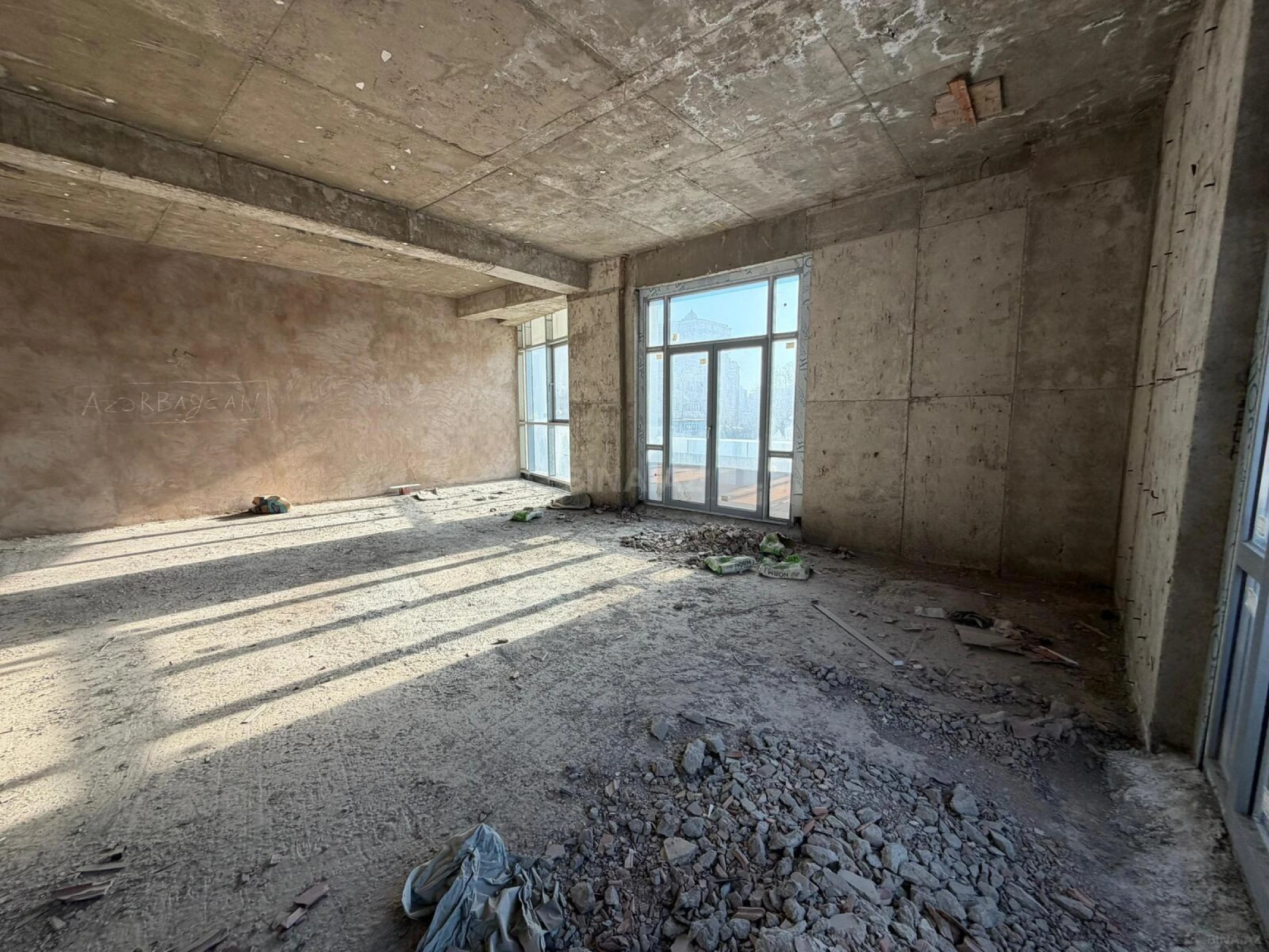 Satılır 4 otaqlı mənzil 165 m²