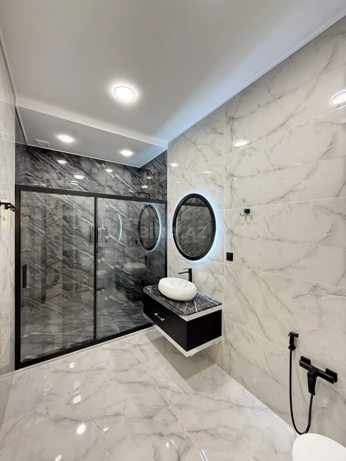 Satılır 5 otaqlı həyət evi 200 m²