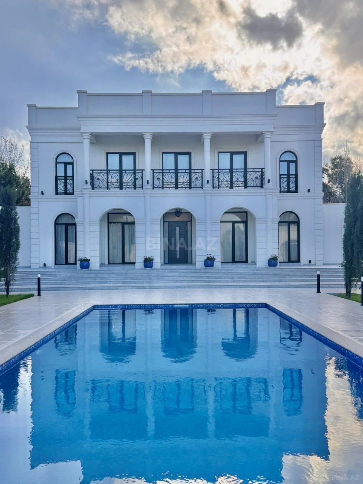 Satılır 6 otaqlı həyət evi 350 m²