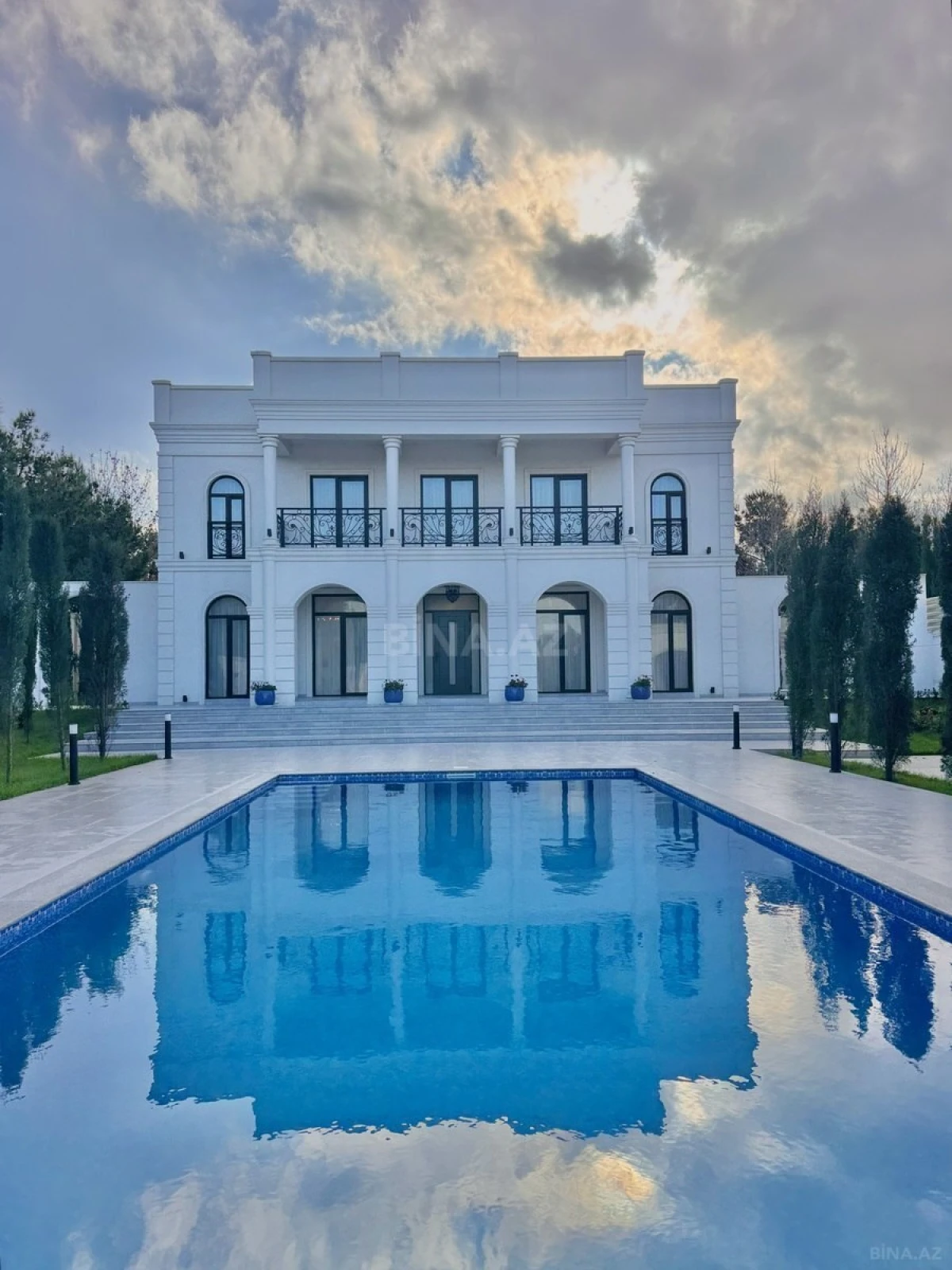 Satılır 6 otaqlı həyət evi 350 m²