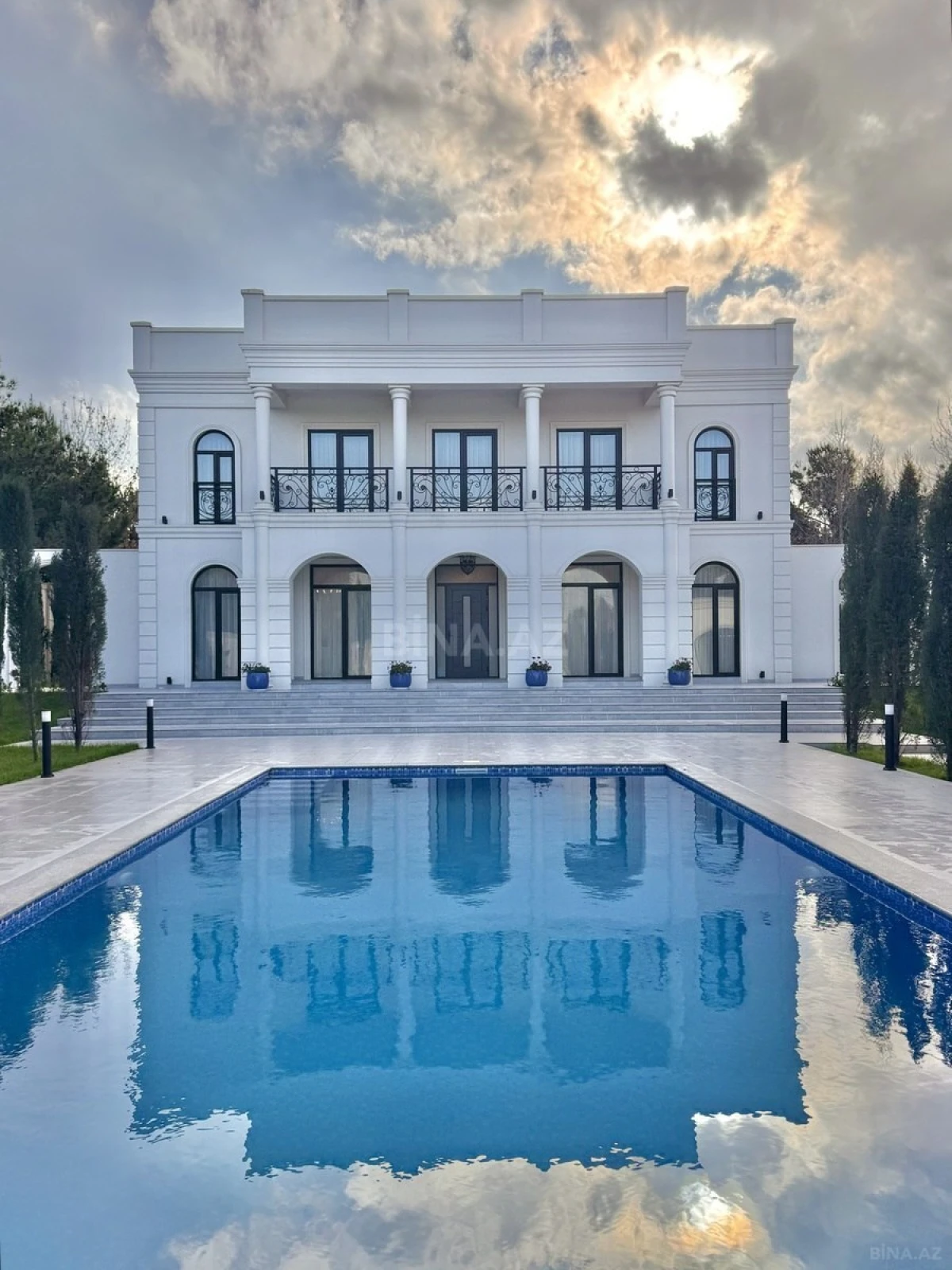 Satılır 6 otaqlı həyət evi 350 m²