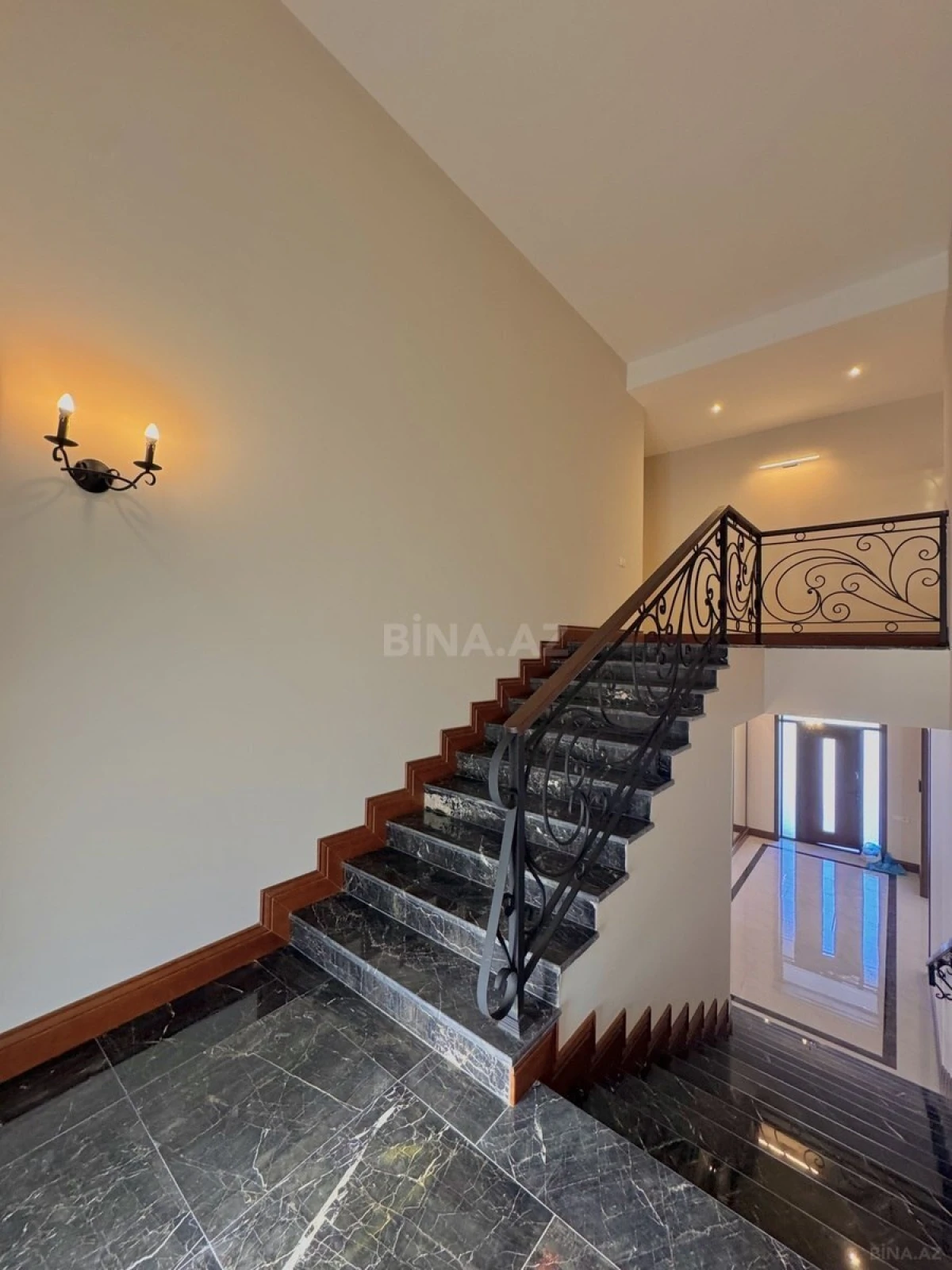 Satılır 6 otaqlı həyət evi 350 m²