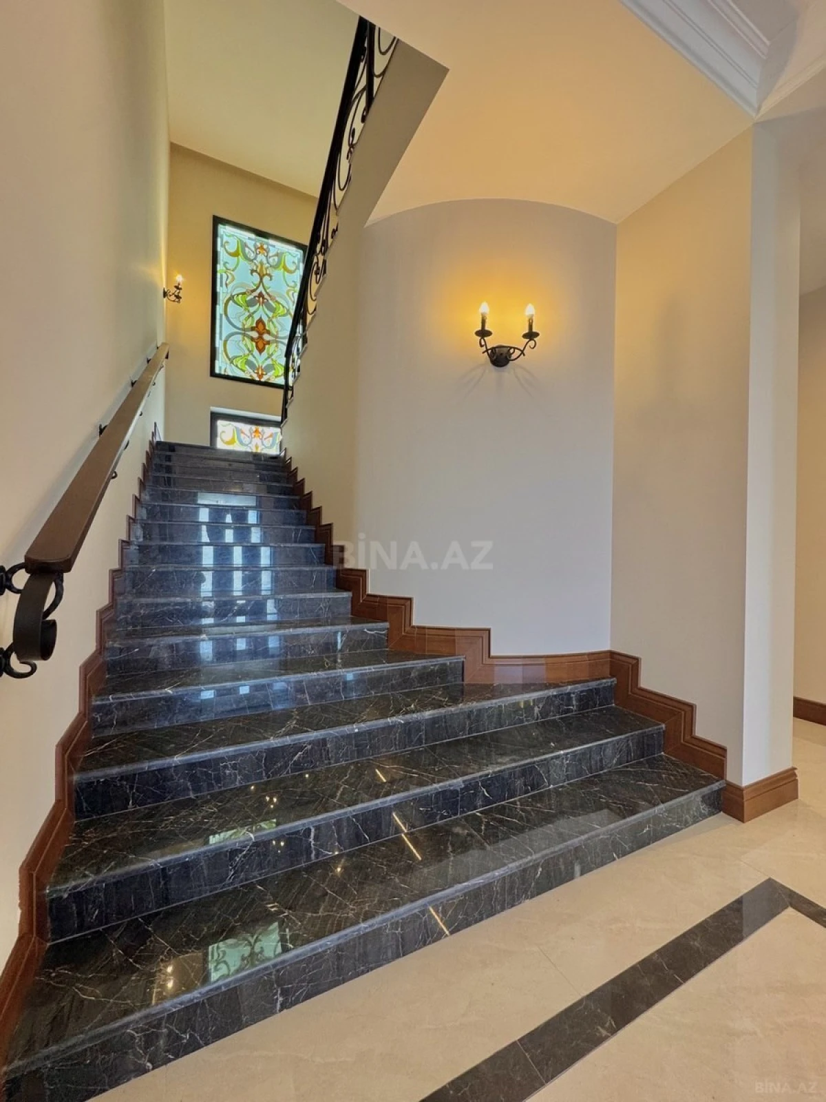 Satılır 6 otaqlı həyət evi 350 m²