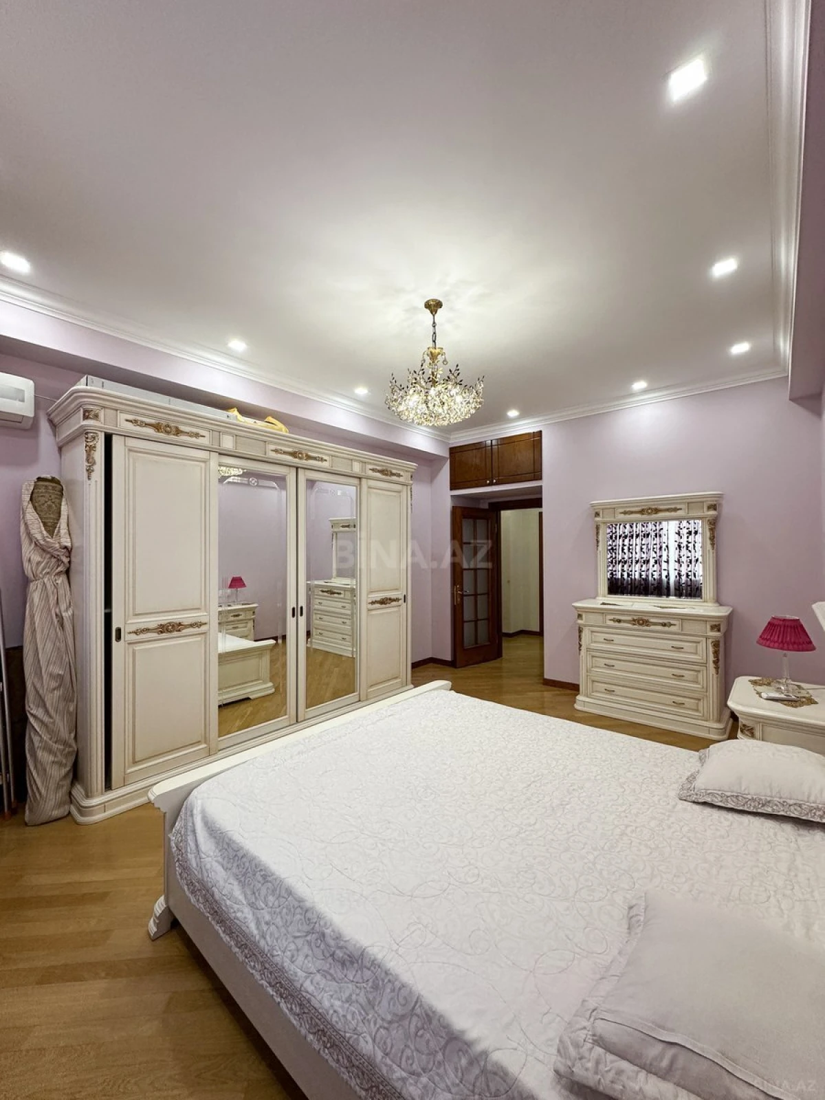 Satılır 3 otaqlı mənzil 155 m²