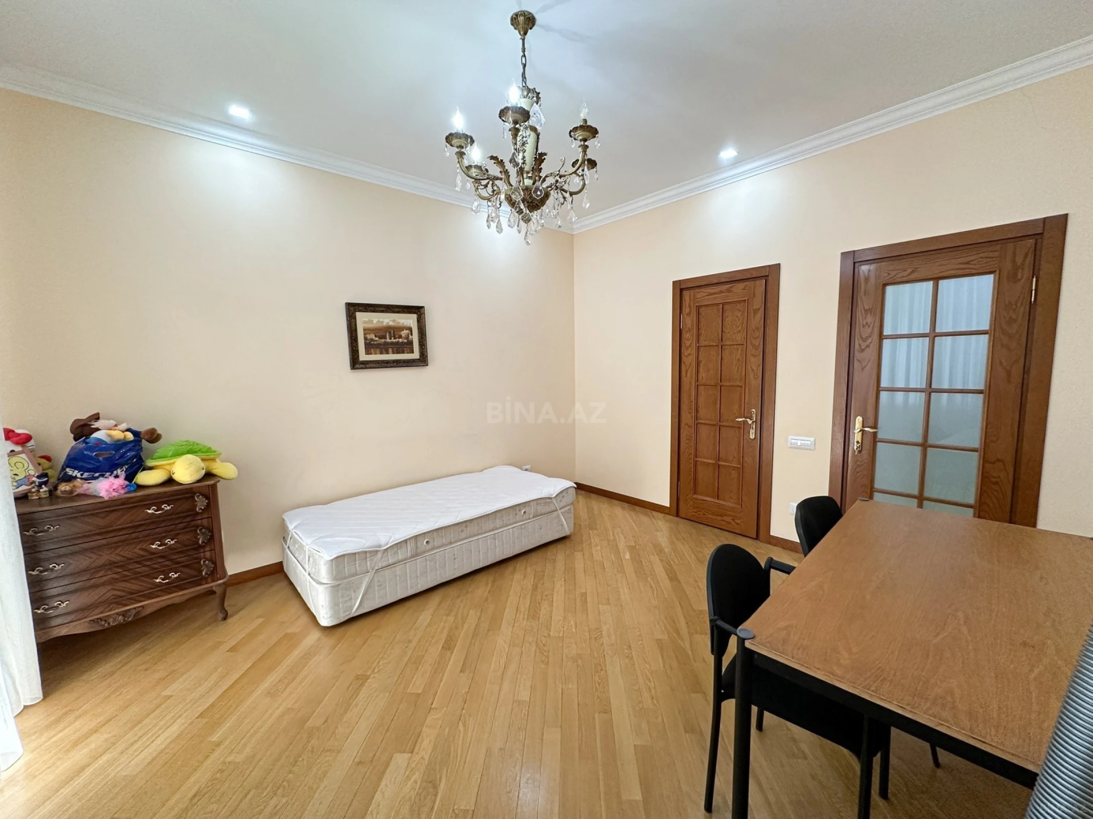 Satılır 3 otaqlı mənzil 155 m²