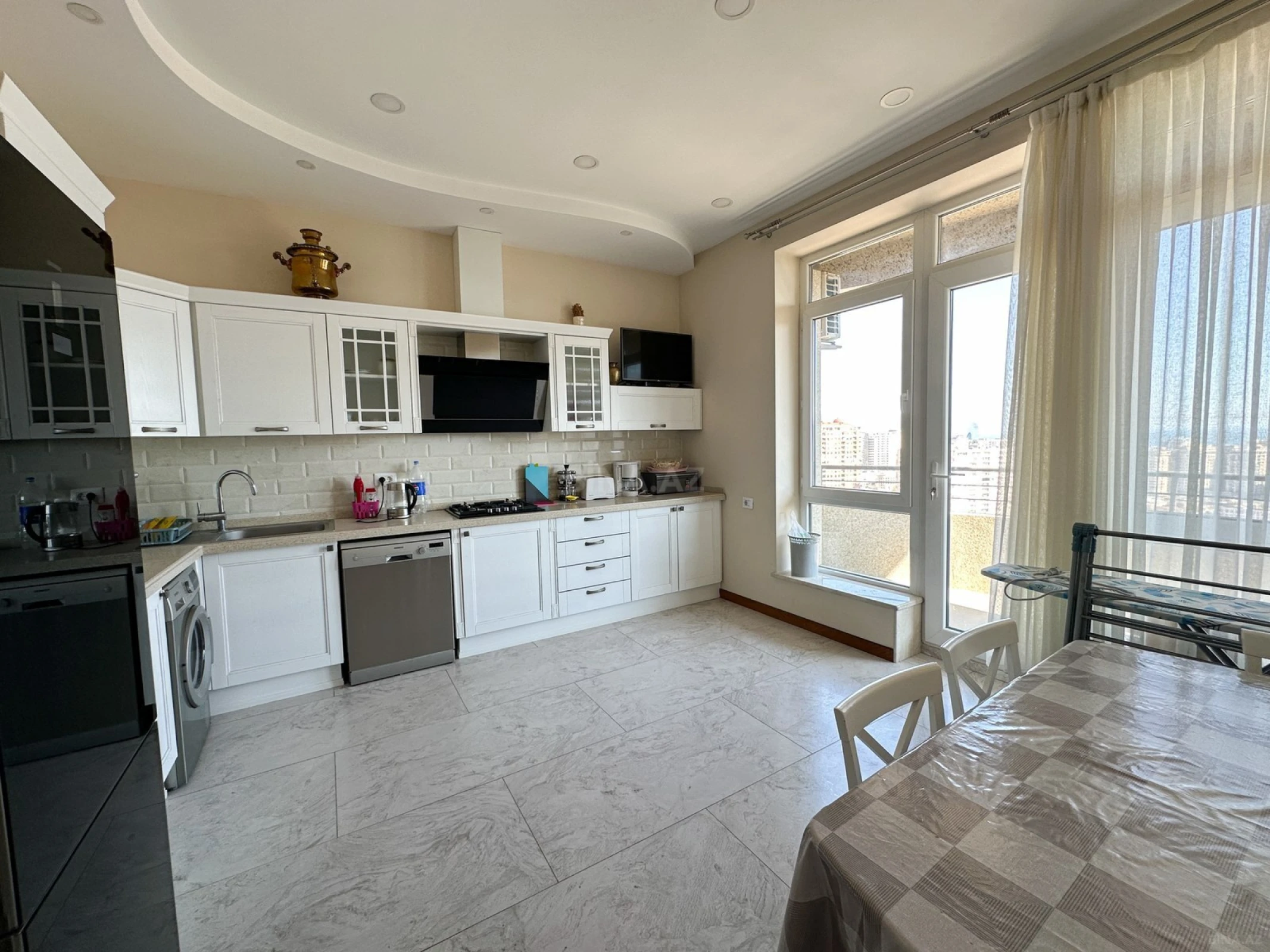 Satılır 3 otaqlı mənzil 155 m²