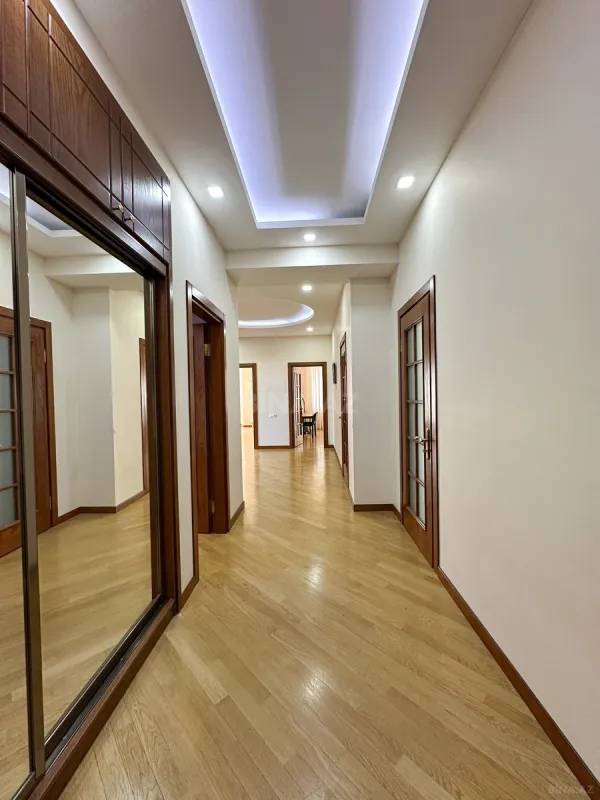 Satılır 3 otaqlı mənzil 155 m²