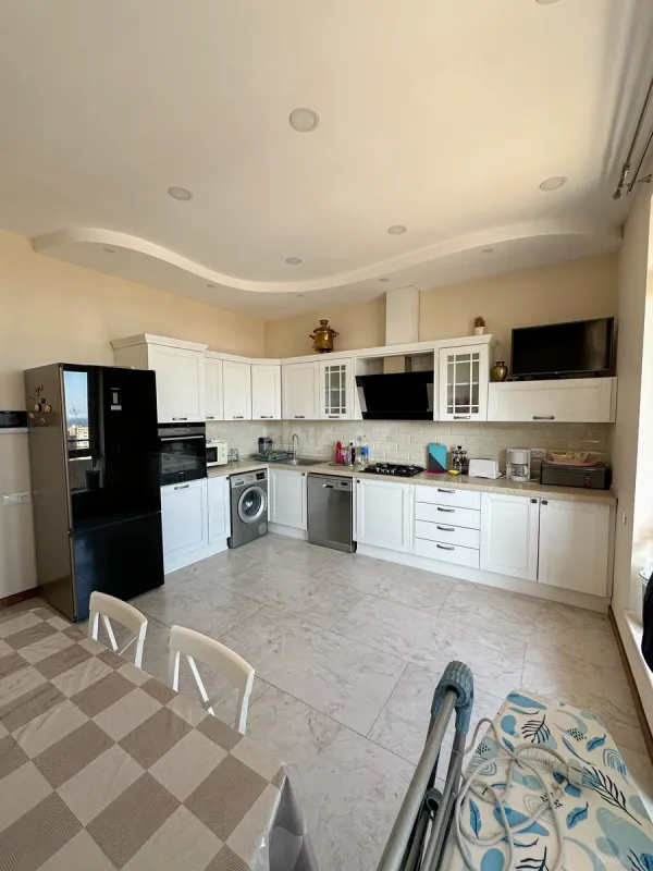 Satılır 3 otaqlı mənzil 155 m²