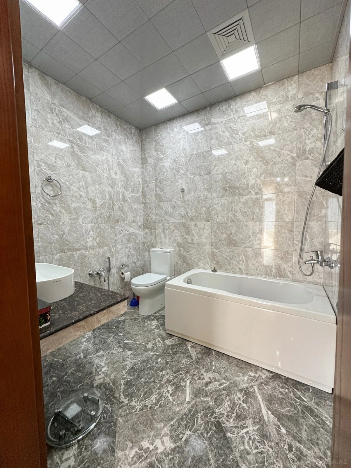Satılır 3 otaqlı mənzil 155 m²