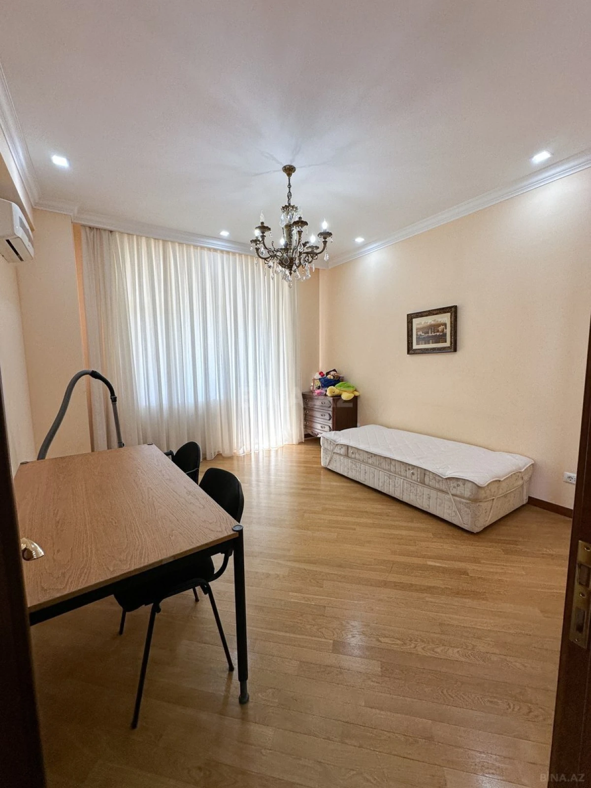 Satılır 3 otaqlı mənzil 155 m²