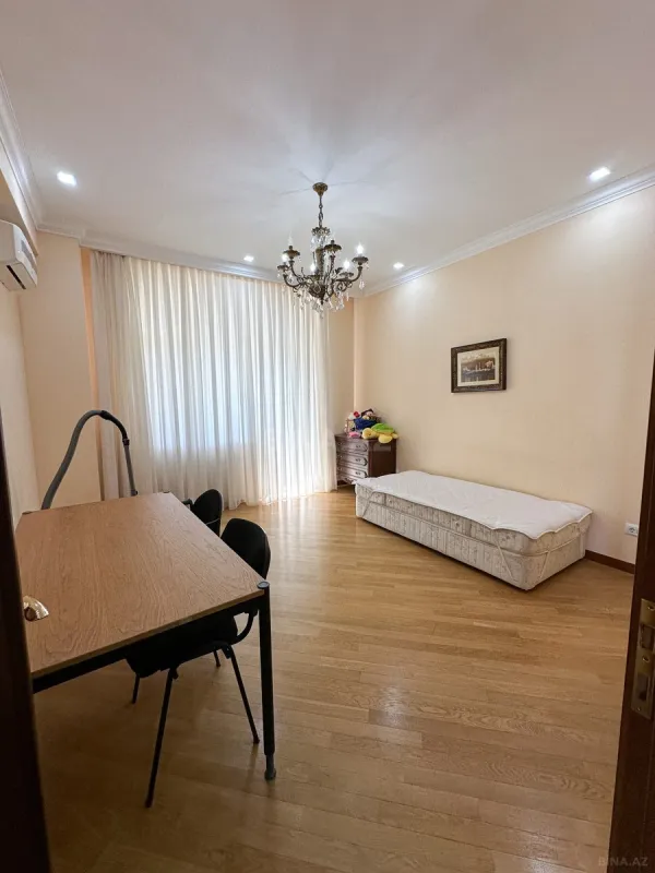 Satılır 3 otaqlı mənzil 155 m²