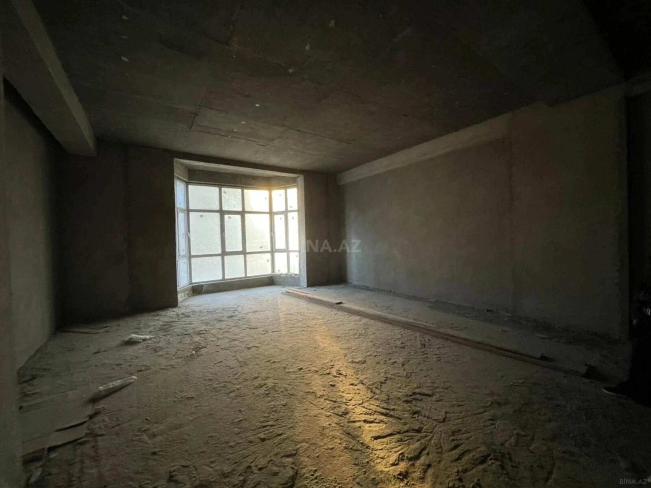 Satılır 4 otaqlı mənzil 210 m²