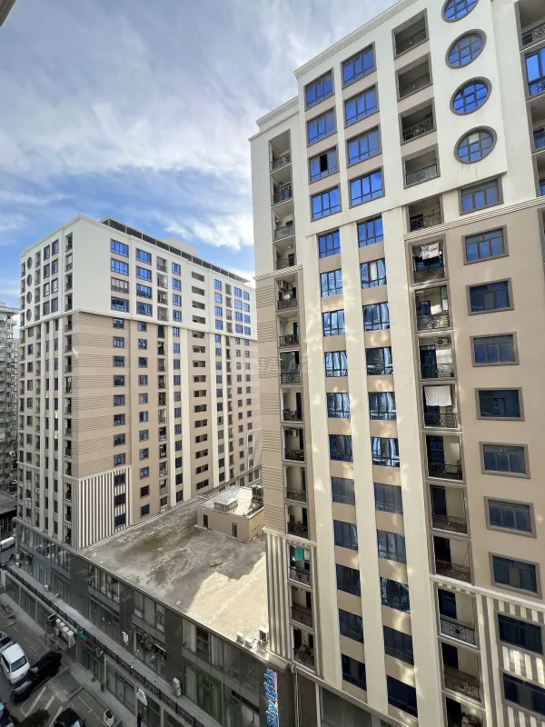 Satılır 4 otaqlı mənzil 185 m²