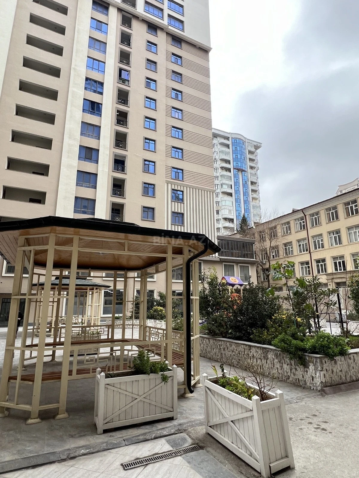 Satılır 4 otaqlı mənzil 185 m²