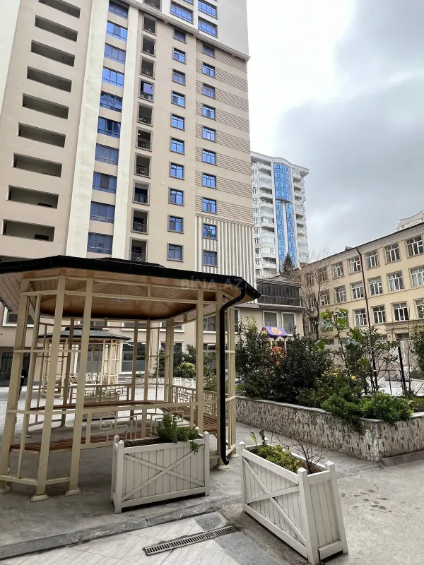 Satılır 4 otaqlı mənzil 185 m²