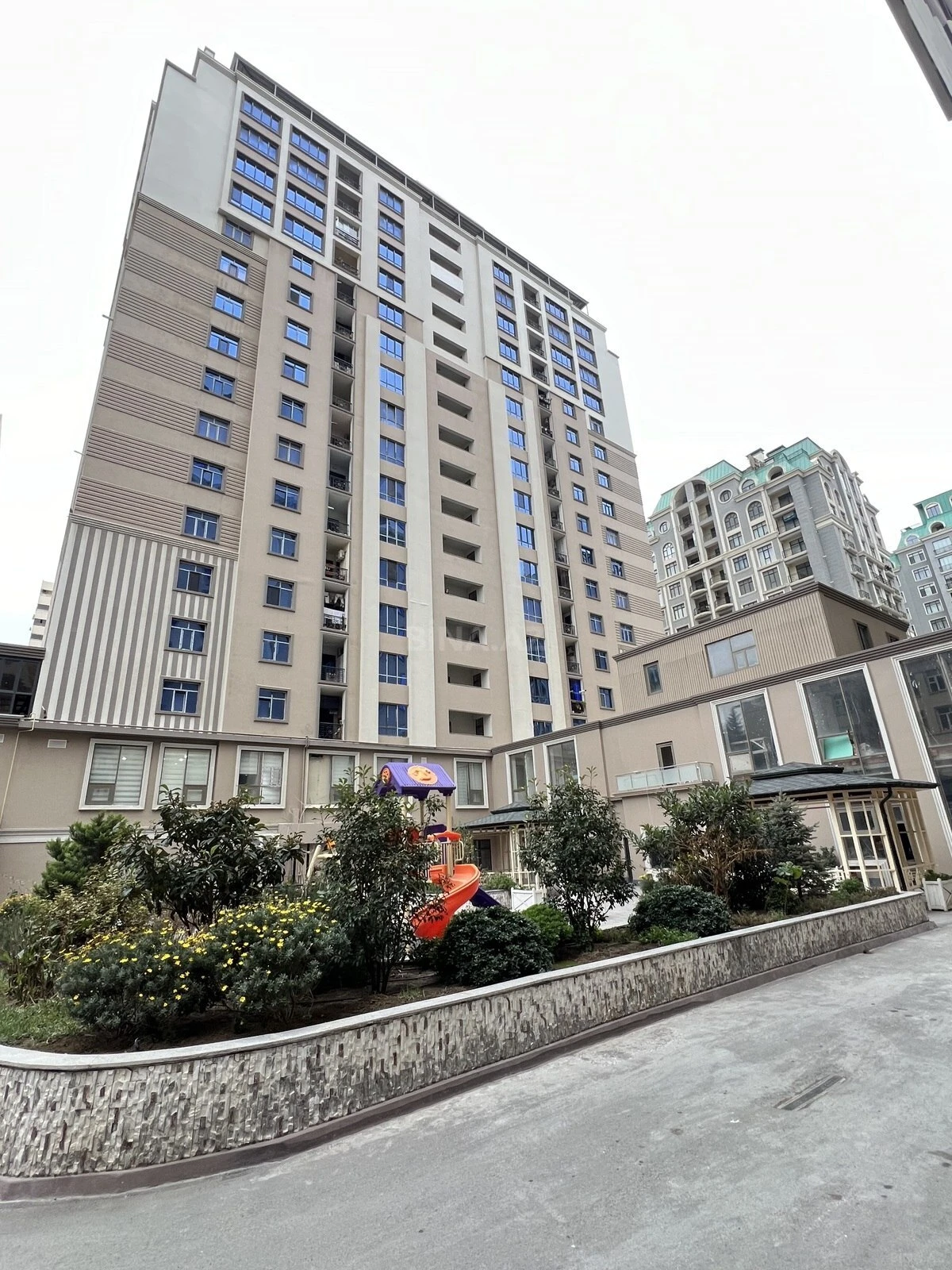 Satılır 4 otaqlı mənzil 185 m²