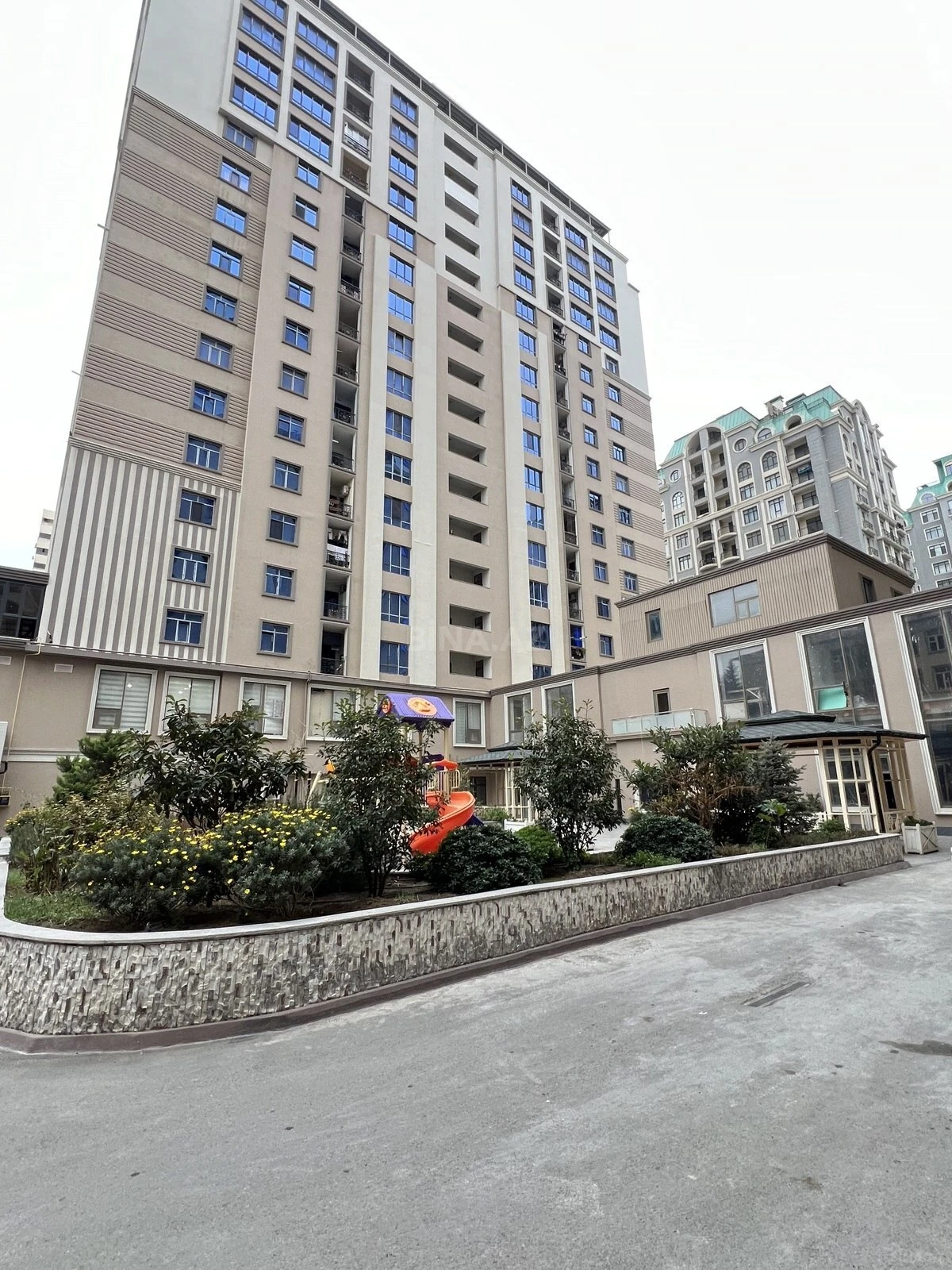 Satılır 4 otaqlı mənzil 185 m²