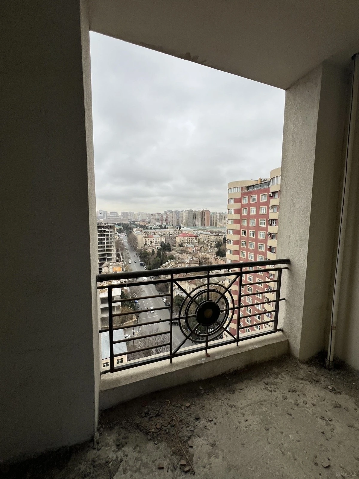 Satılır 4 otaqlı mənzil 185 m²