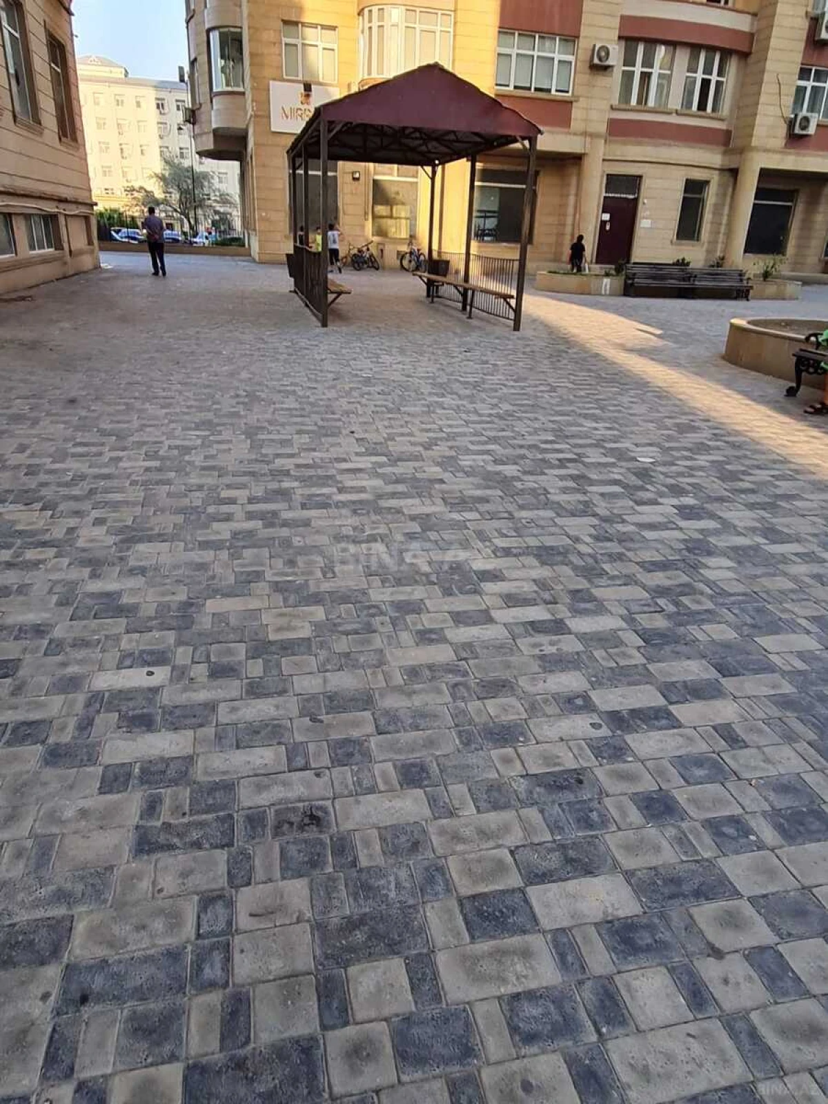 Satılır 4 otaqlı mənzil 147 m²