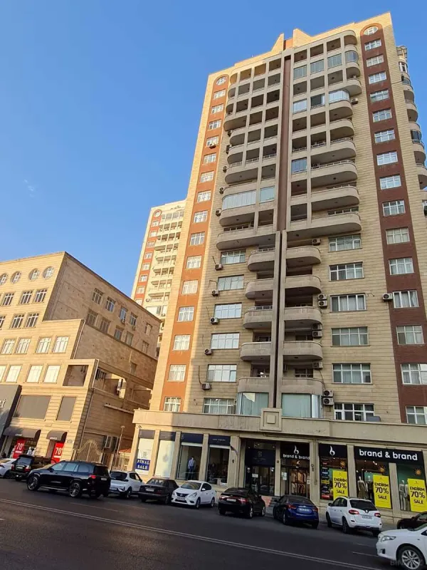 Satılır 4 otaqlı mənzil 147 m²