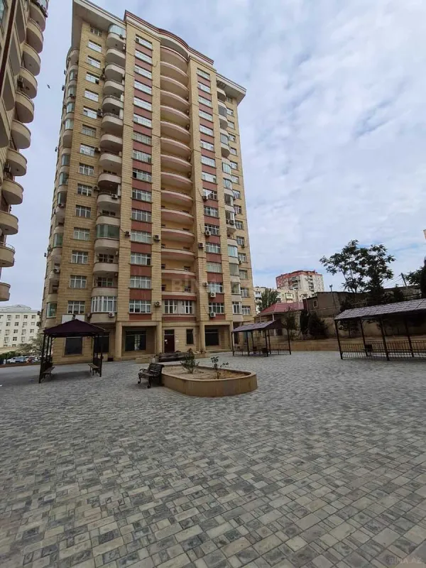 Satılır 4 otaqlı mənzil 147 m²