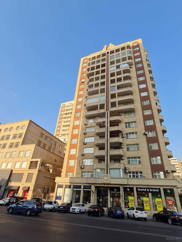 Satılır 4 otaqlı mənzil 147 m²