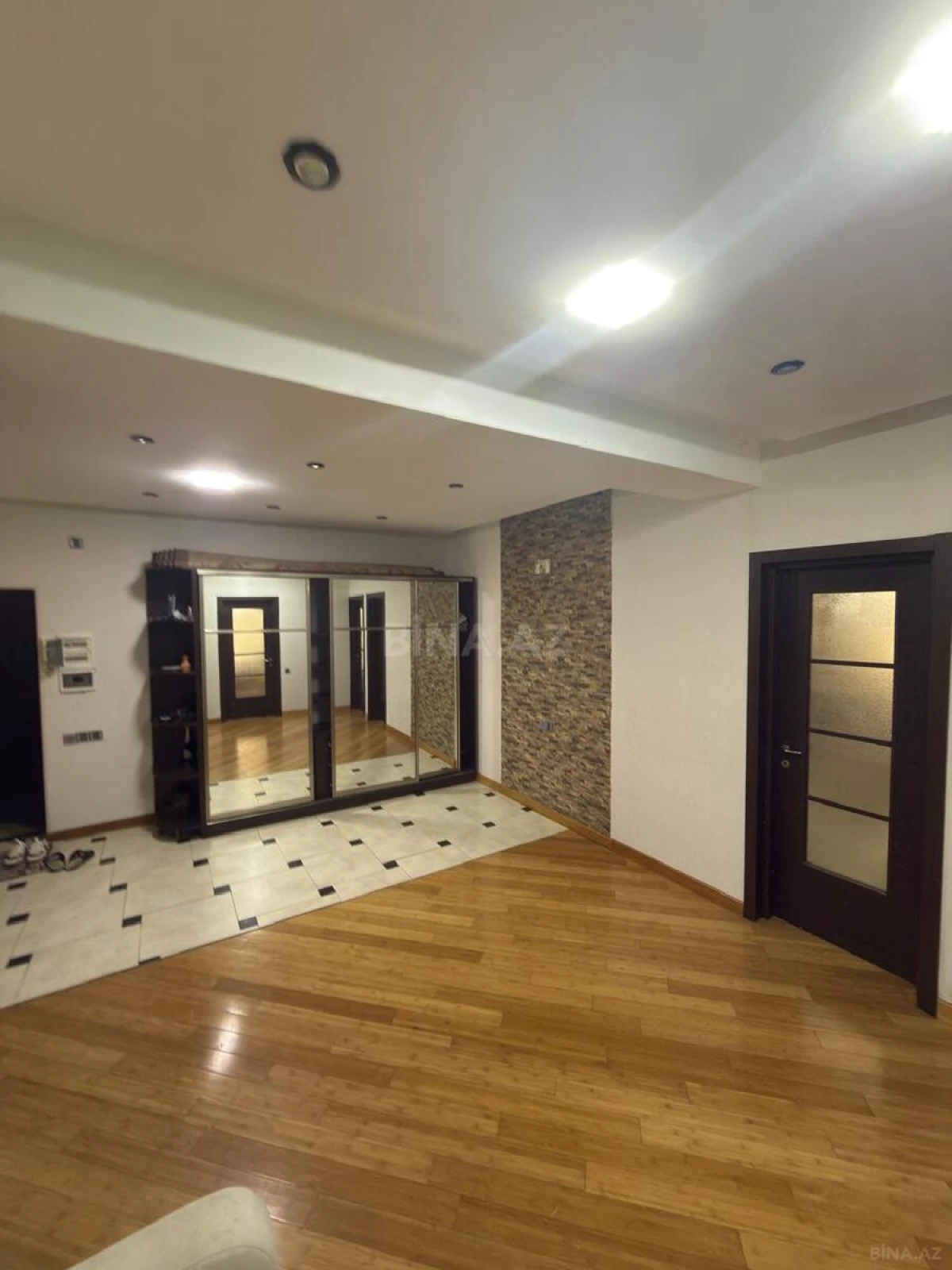 Satılır 4 otaqlı mənzil 165 m²