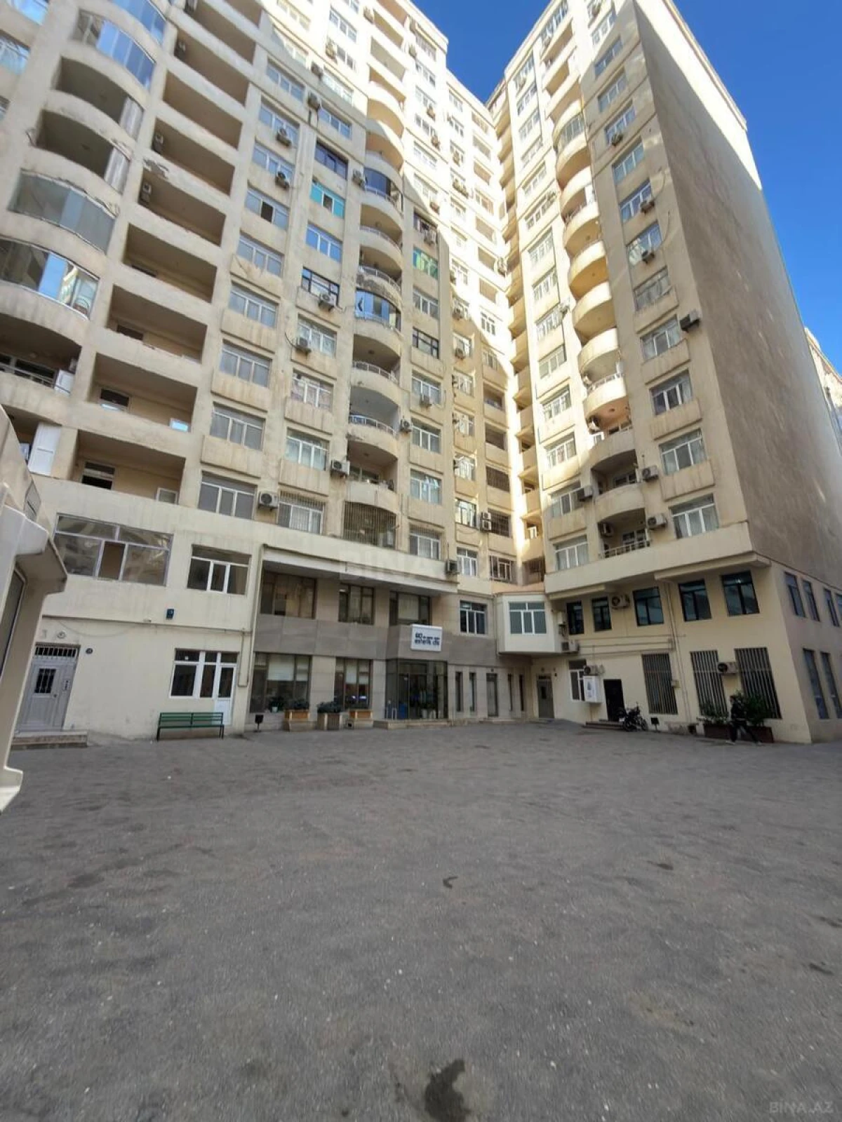 Satılır 4 otaqlı mənzil 165 m²
