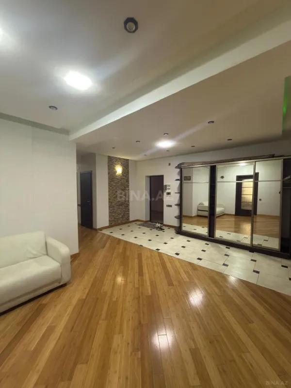 Satılır 4 otaqlı mənzil 165 m²