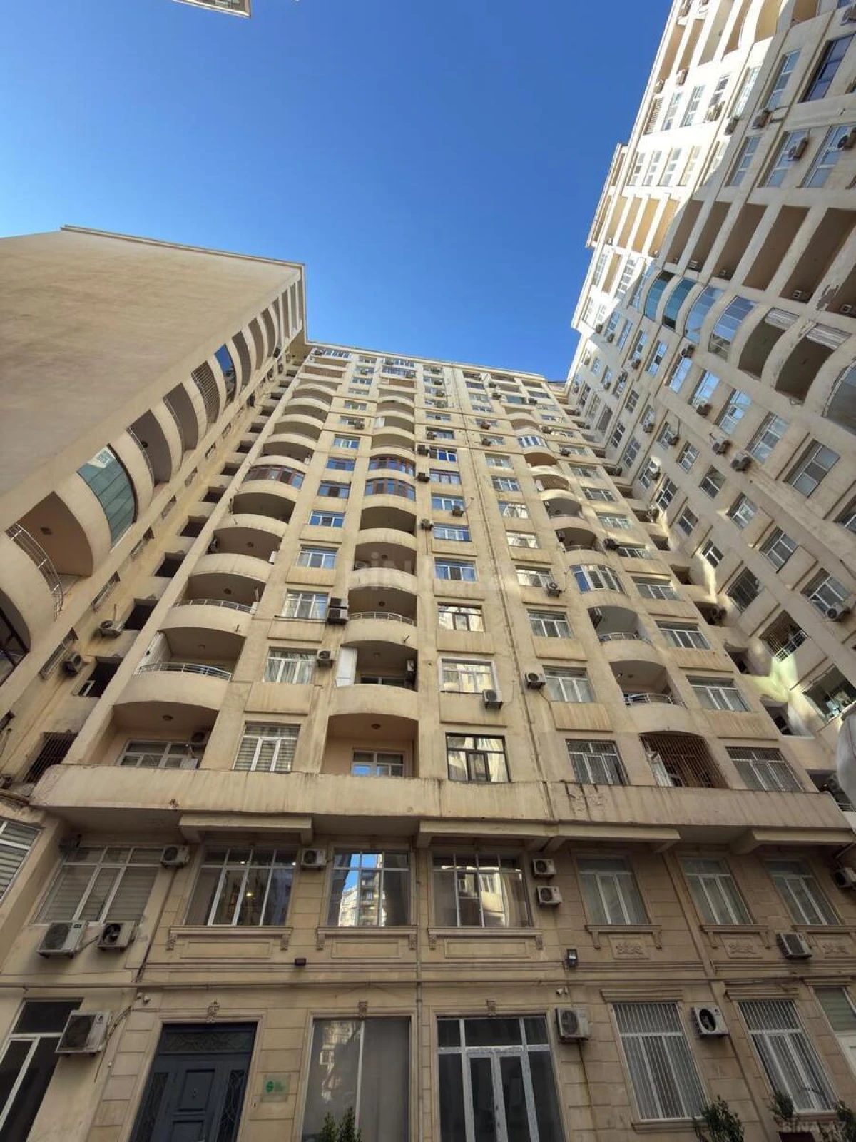 Satılır 4 otaqlı mənzil 165 m²