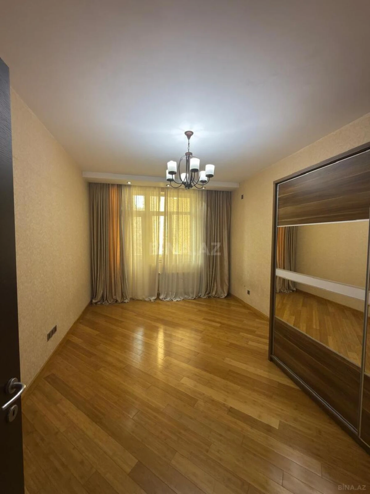Satılır 4 otaqlı mənzil 165 m²