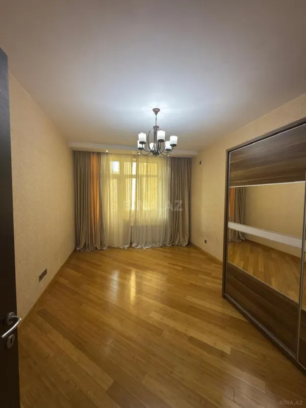 Satılır 4 otaqlı mənzil 165 m²