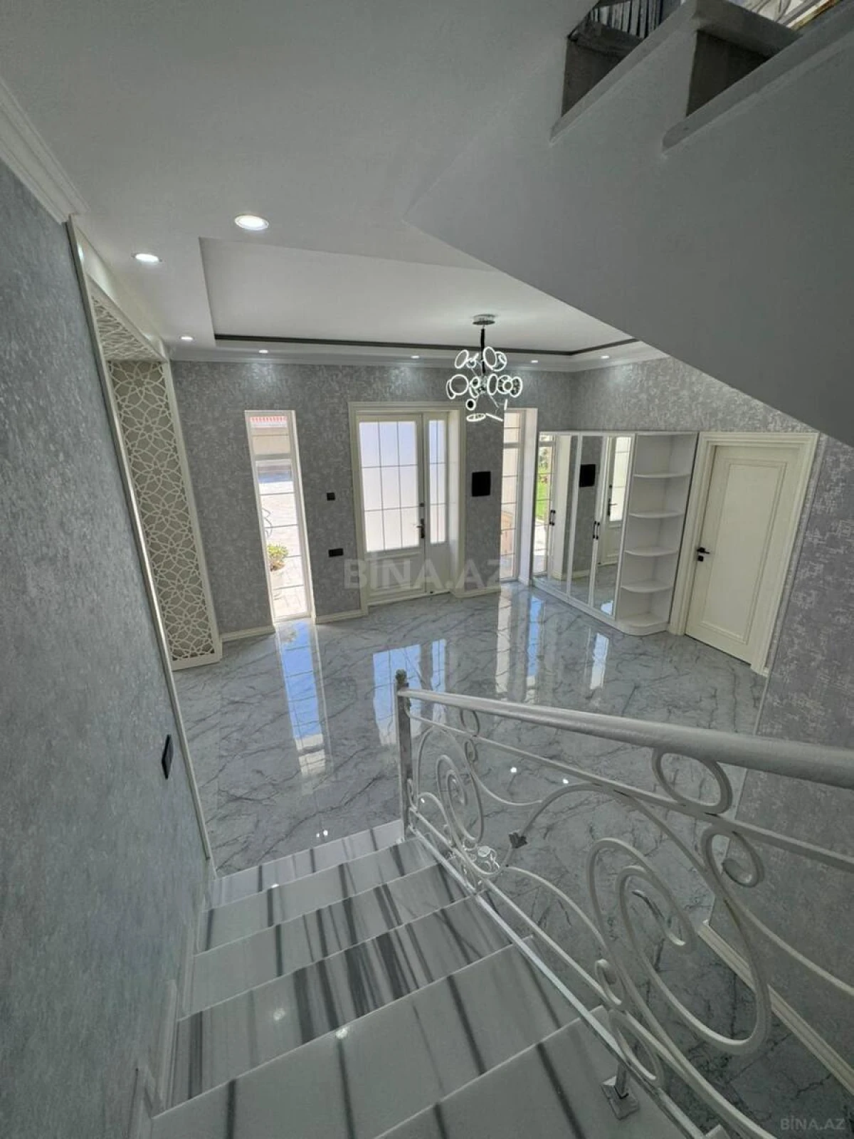 Satılır 6 otaqlı həyət evi 300 m²