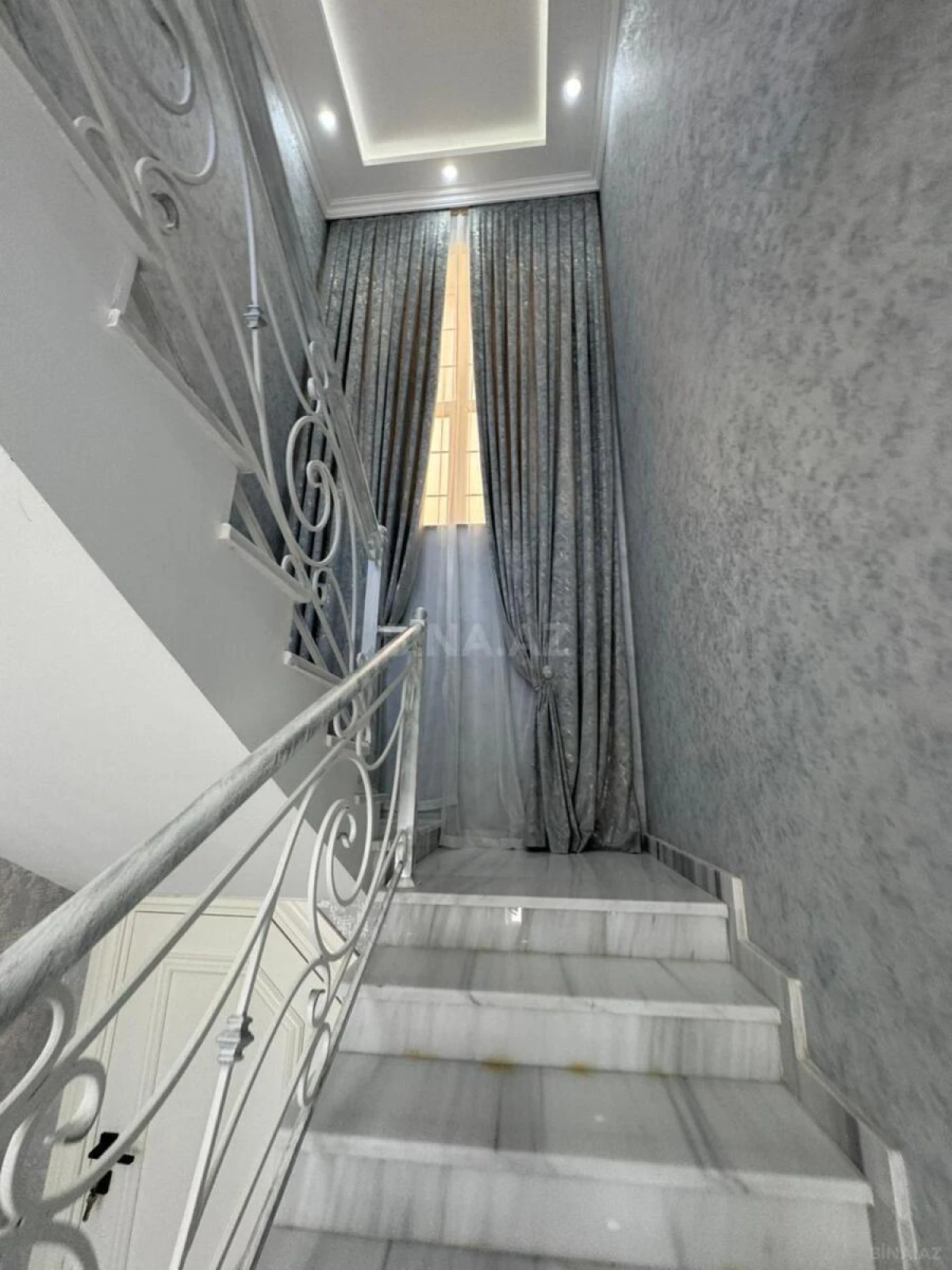 Satılır 6 otaqlı həyət evi 300 m²