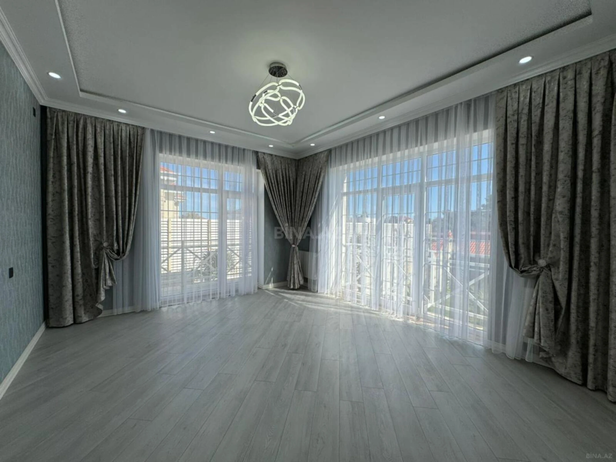 Satılır 6 otaqlı həyət evi 300 m²