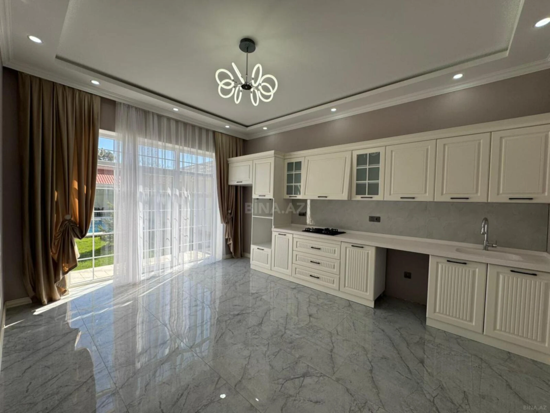 Satılır 6 otaqlı həyət evi 300 m²