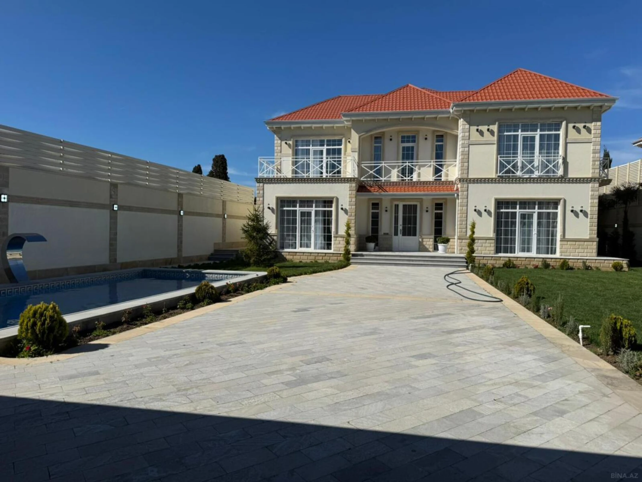 Satılır 6 otaqlı həyət evi 300 m²
