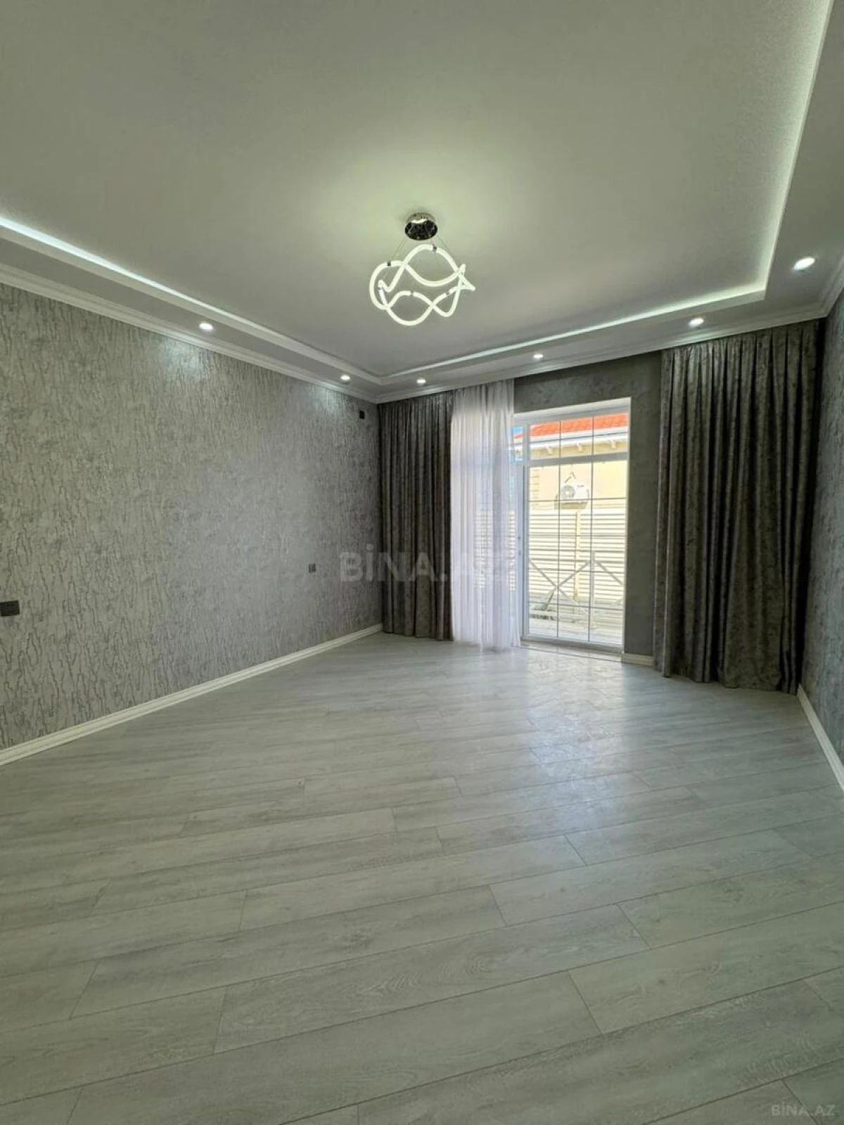 Satılır 6 otaqlı həyət evi 300 m²