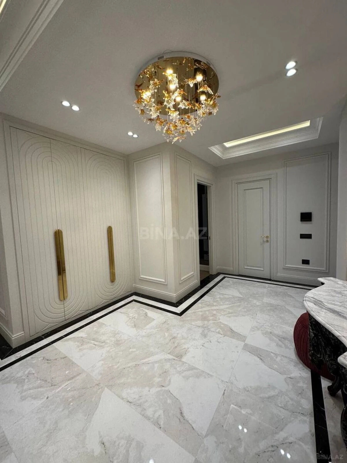 Satılır 3 otaqlı mənzil 124 m²