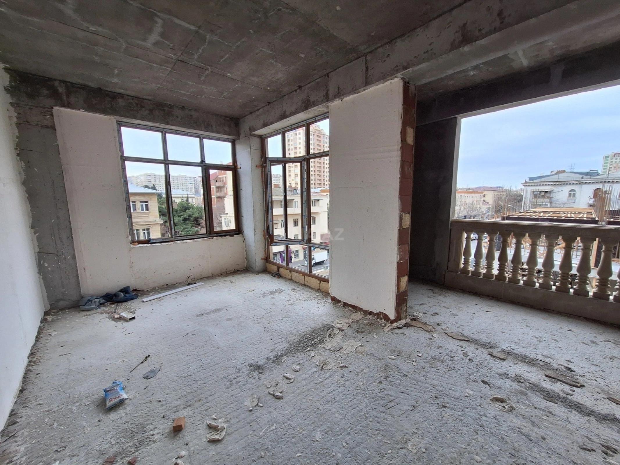 Satılır 3 otaqlı mənzil 113 m²